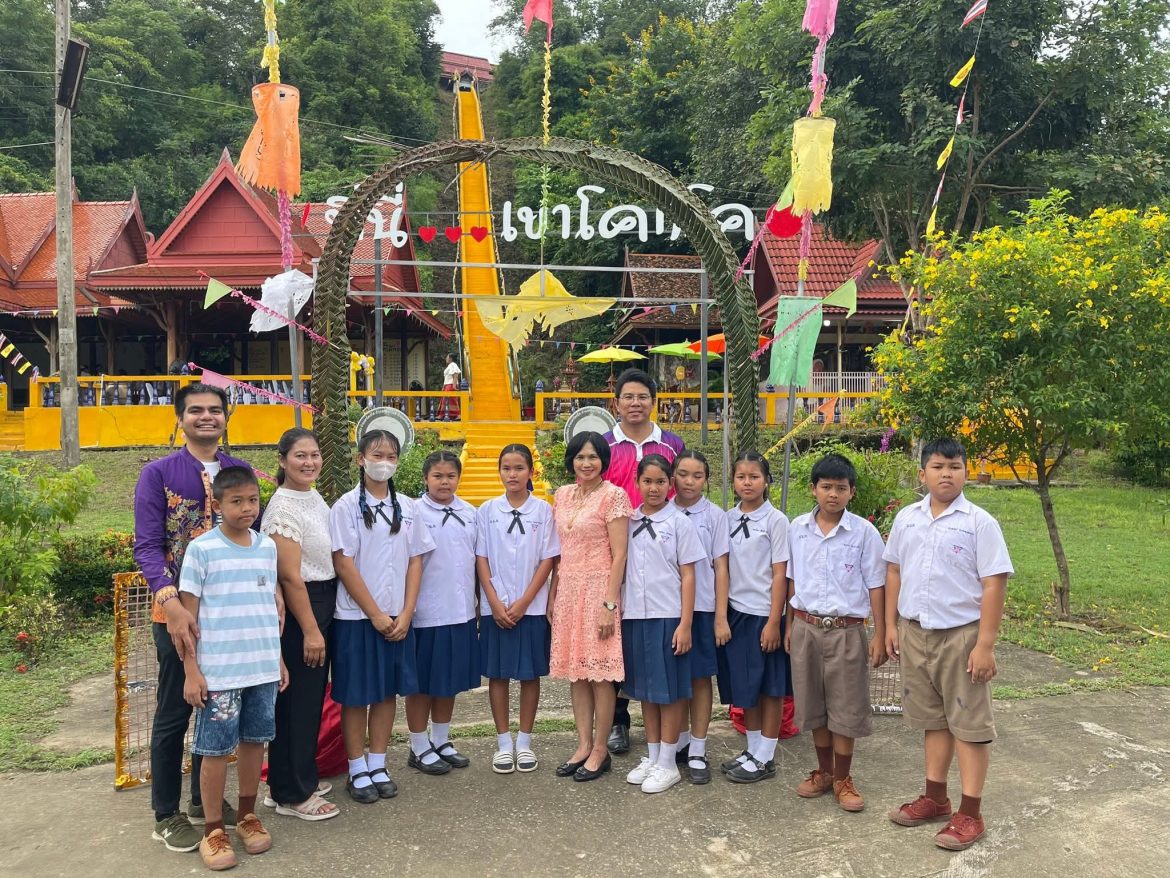 โรงเรียนเรียนอนุบาลวัดหนองเต่า  คณะครู และนักเรียน ร่วมกิจกรรม ตักบาตรเทโวโรหณะ