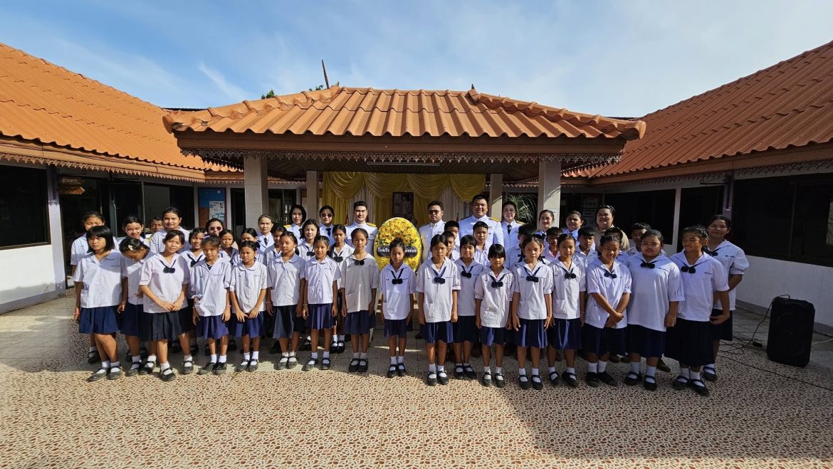 โรงเรียนบ้านคลองข่อย จัดพิธีวางพวงมาลาเนื่องในวันนวมินทรมหาราช