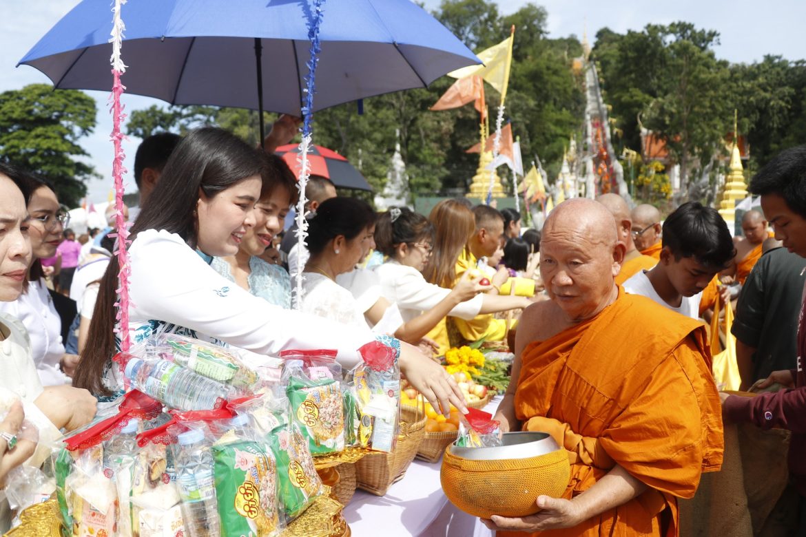 ร่วมงานประเพณีตักบาตรเทโว ประจำปี 2568