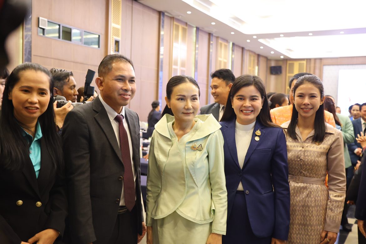 ผอ.สพป.อุทัยธานี เขต 1 ร่วมการประชุมสัมมนาผู้อำนวยการสำนักงานเขตพื้นที่การศึกษา (สพท.) ทั่วประเทศ