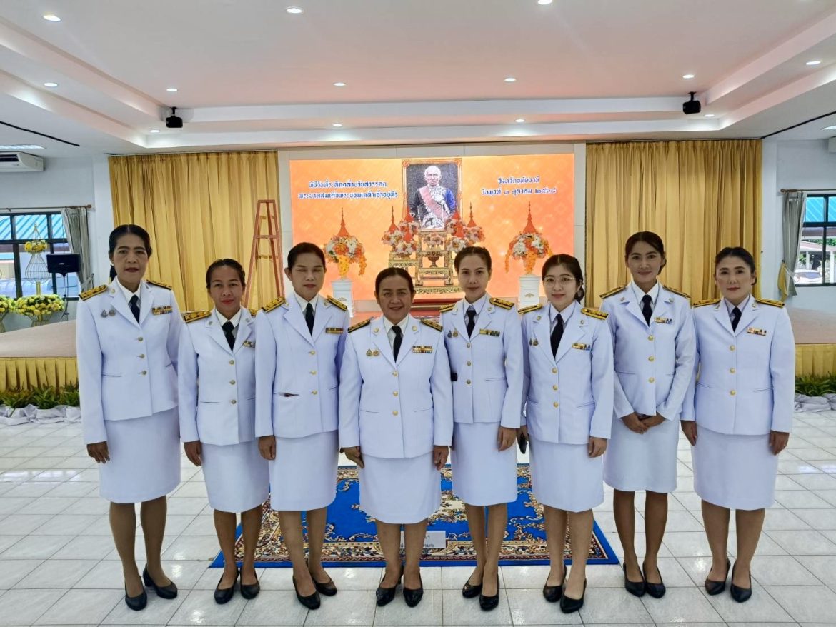 ร่วมพิธีวางพวงมาลาถวายราชสักการะพระบาทสมเด็จพระจอมเกล้าเจ้าอยู่หัว