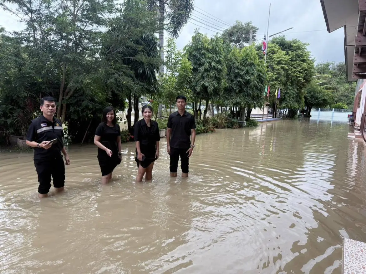 ลงตรวจเยี่ยมให้กำลังใจโรงเรียนในสังกัด เกิดสถานการณ์อุทกภัย