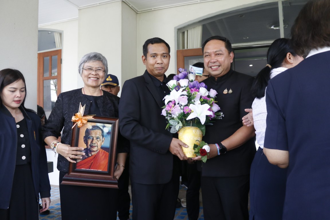 ร่วมมอบช่อดอกไม้แสดงความยินดี และร่วมส่งนายธีรพัฒน์ คัชมาตย์ ผู้ว่าราชการจังหวัดอุทัยธานี เดินทางไปรับตำแหน่ง อธิบดีกรมป้องกันและบรรเทาสาธารณภัย