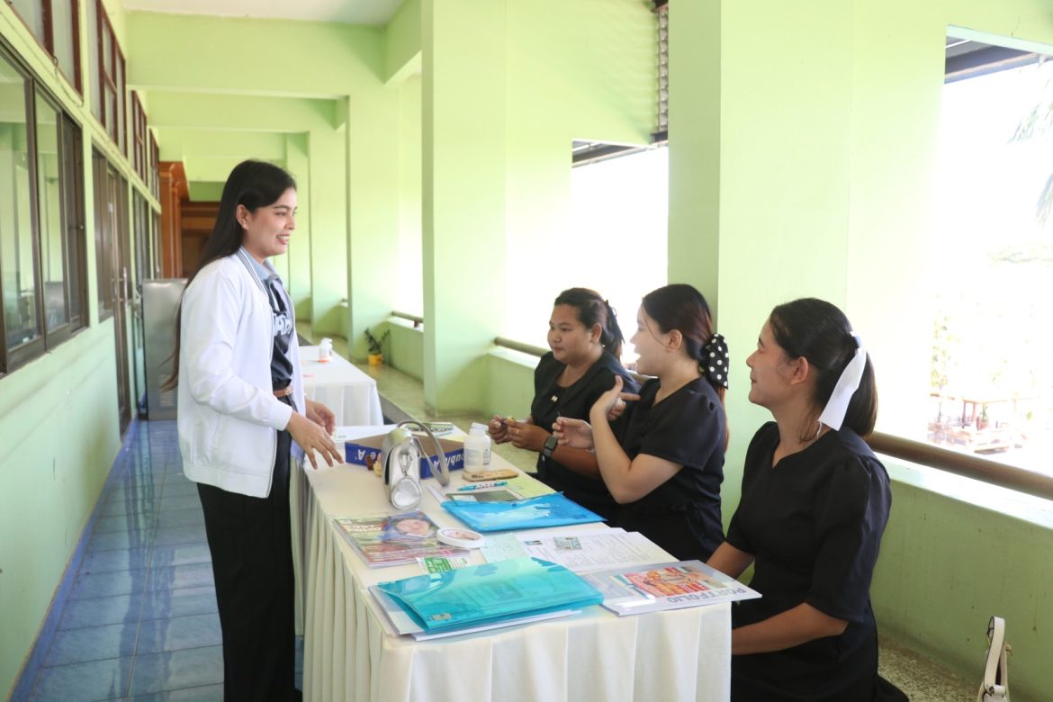 ให้กำลังใจบุคคลที่เดินทางมายื่นใบสมัครรับการสรรหาและเลือกสรรเป็นพนักงานราชการทั่วไป