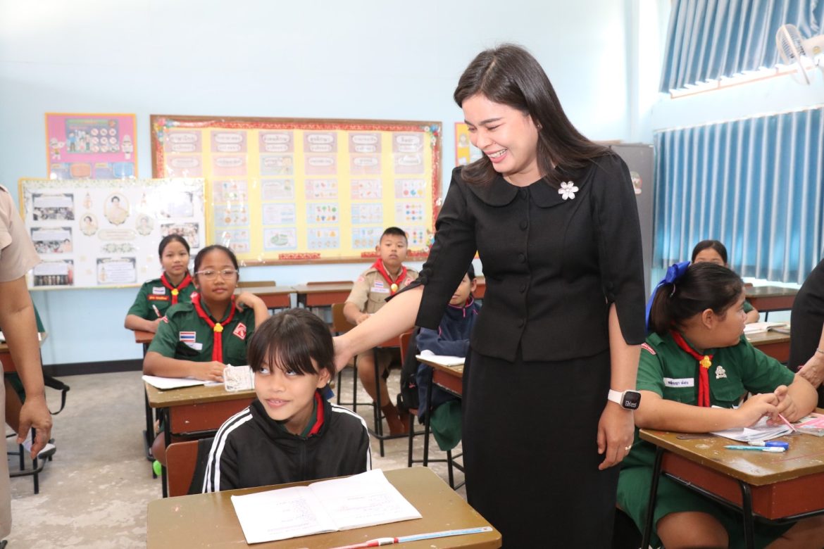 ลงพื้นที่ตรวจเยี่ยมให้กำลังใจผู้บริหารสถานศึกษา คุณครูและนักเรียน ที่กำลังติวเข้มก่อนการสอบแข่งขัน O-NET