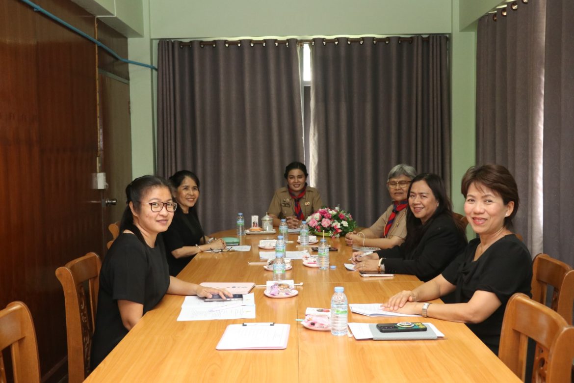 ประชุมคณะกรรมการวิเคราะห์โครงการอาหารกลางวันในโรงเรียนประถมศึกษา