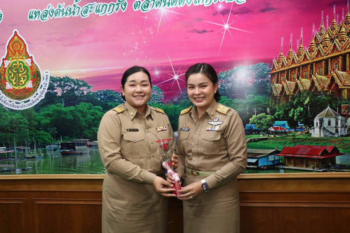 มอบดอกไม้แสดงความยินดี