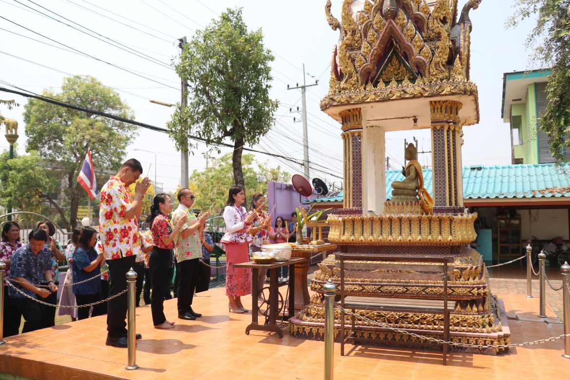 ร่วมกิจกรรม สรงน้ำพระพุทธรูป เปลี่ยนผ้าอาบน้ำฝน พระพุทธรูปประจำสำนักงานเขตพื้นที่การศึกษา เพื่อความเป็นสิริมงคล