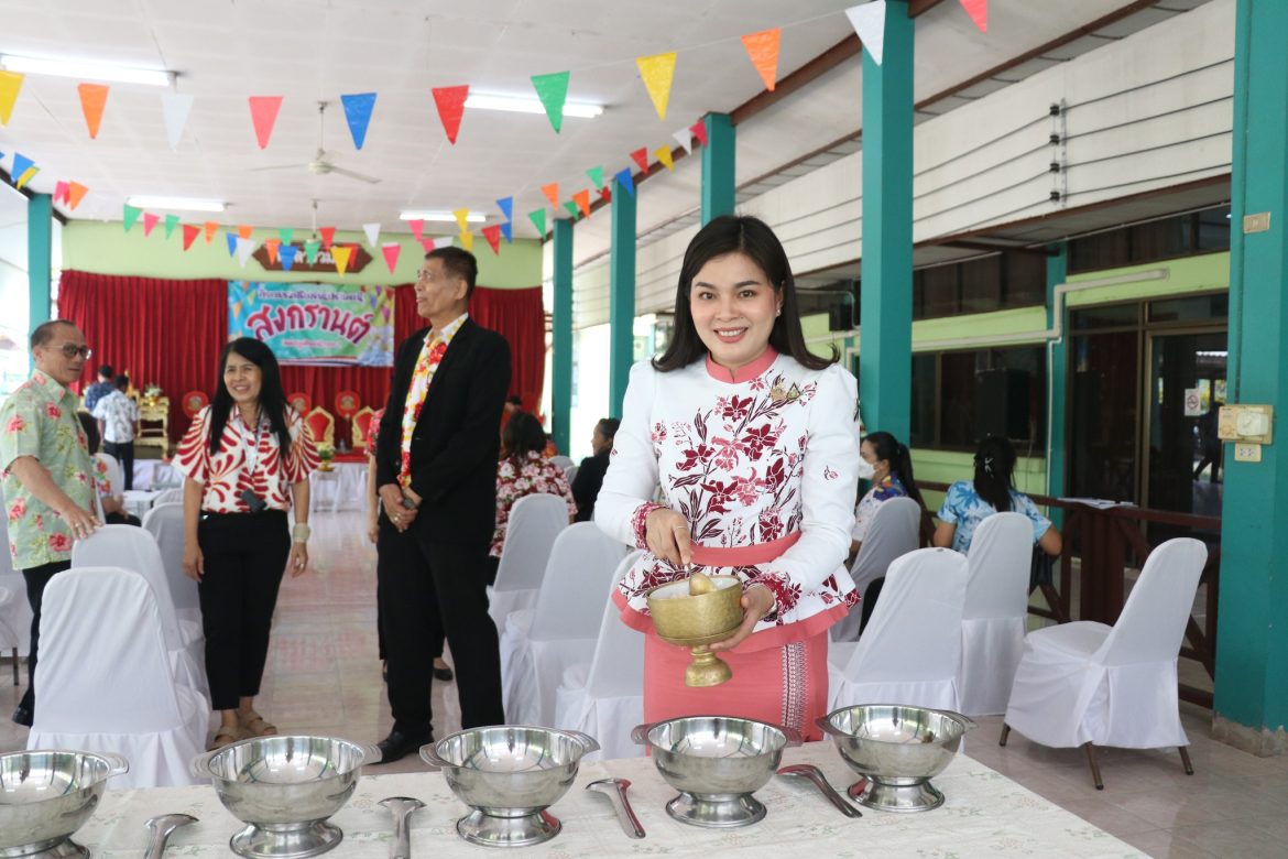 ถวายภัตตาหารเพลแด่พระภิกษุสงฆ์