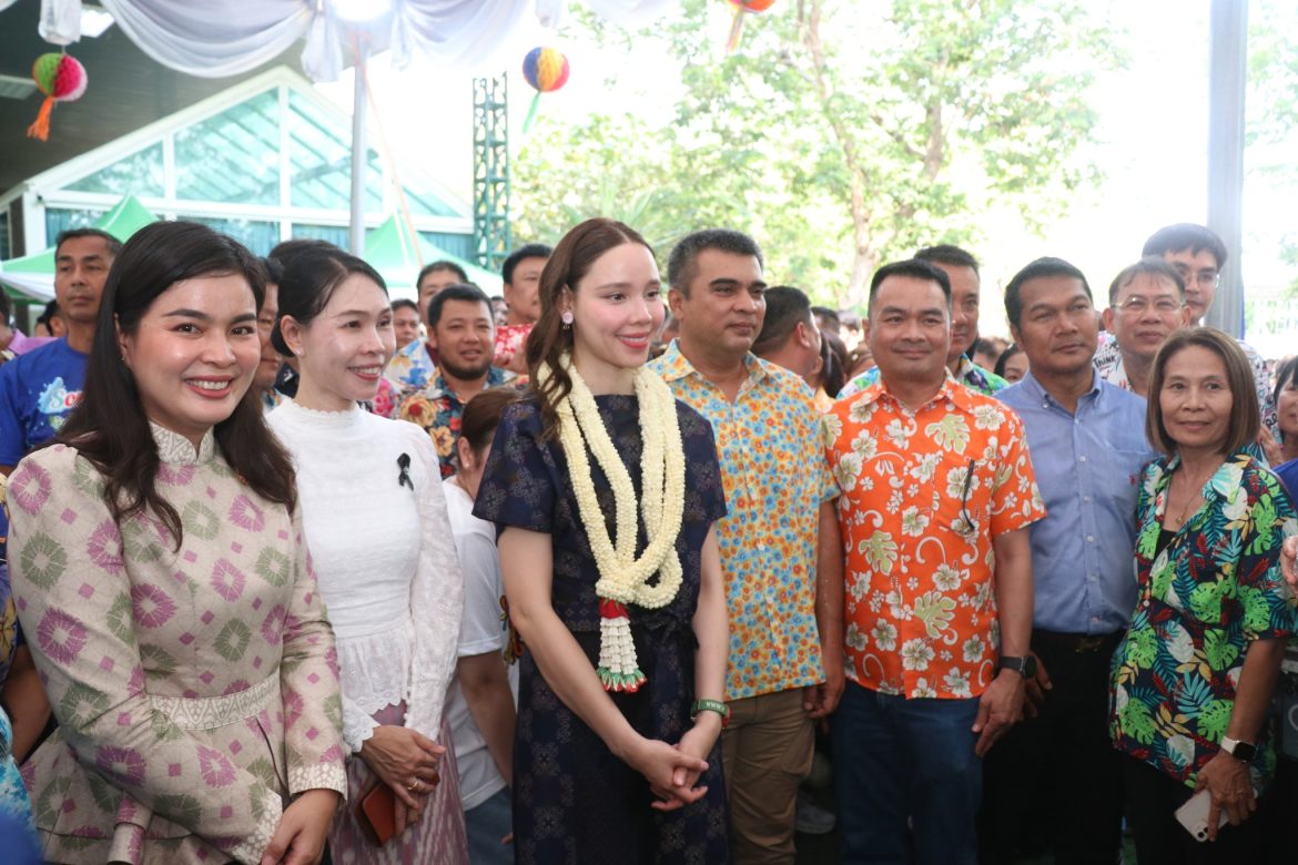 ร่วมสืบสานประเพณีไทย รดน้ำ ขอพร เนื่องในเทศกาลสงกรานต์